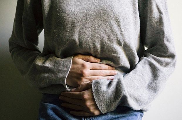 woman_holding_lower_abdominal_in_pain